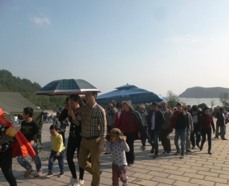 Thousands of people visit General Vo Nguyen Giap’s tomb - ảnh 2